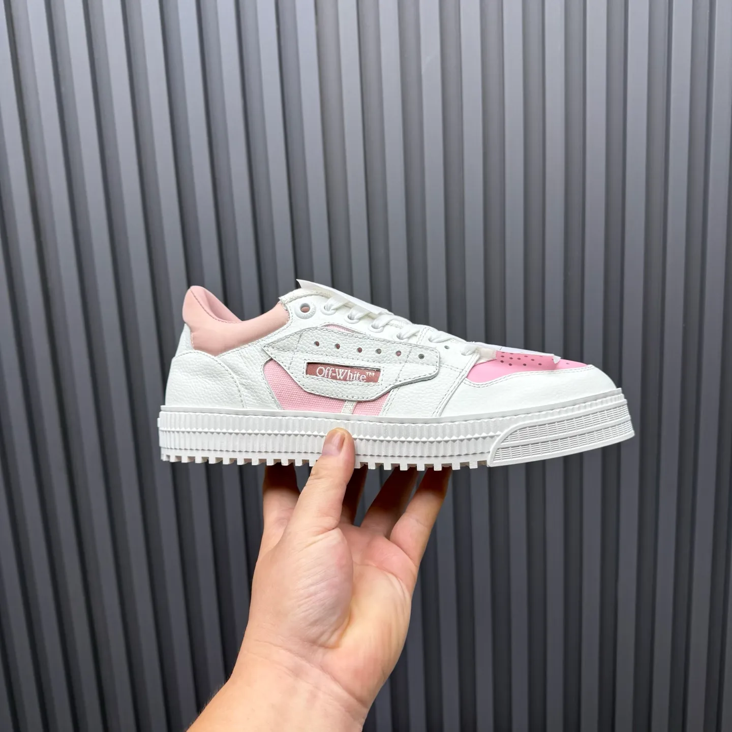 【OFF WHITE】P: 680💰Couple model👫, Size: Female 35-40. Male 39-44 (customized at 45.46) High-quality version👊 "Out of office" series original molding, original lasting, production process 1:1 original ➰OFF GRAY WHITE OW ➰ First layer of cowhide, imported skin-friendly and environmentally friendly polyester mesh, original molding, high elasticity and environmentally friendly molding pad Made with the original lasting process. The original molded rubber outsole (never yellows and deforms) has a super correct shape, bright color and strong three-dimensional effect👍. Packaging💯Full set of packaging synchronized with the official website (branded paper, certificate of quality, branded cloth bag)
